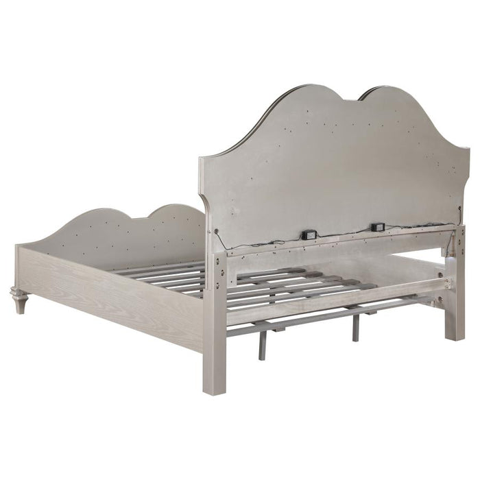 Evangeline 5-piece Upholstered Platform Bedroom Set Ivory and Silver Oak